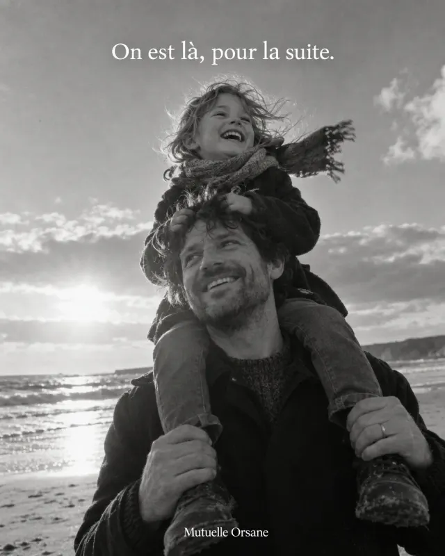 Père et enfant sur une plage, photo argentique